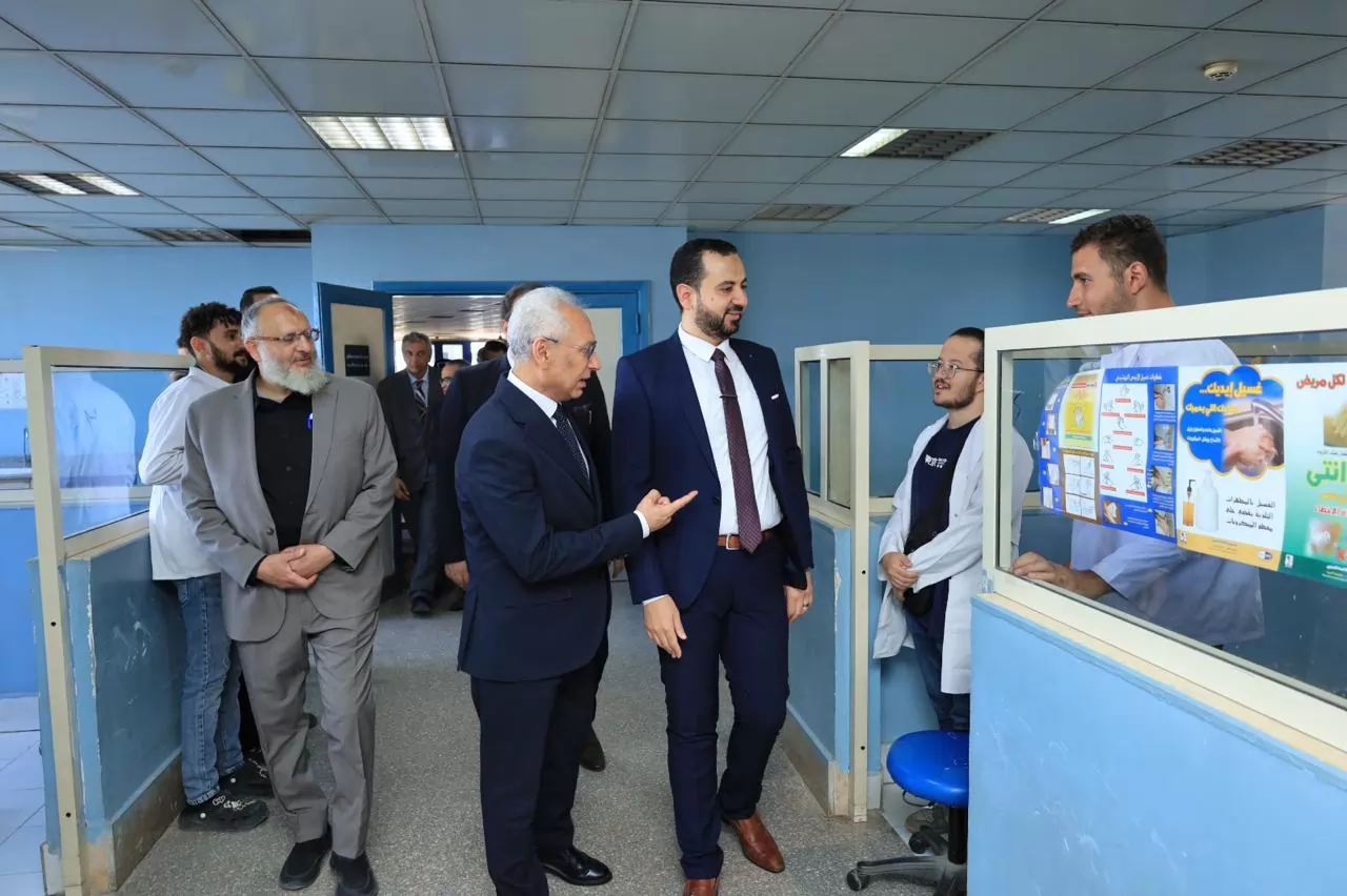 رئيس جامعة المنيا يتفقد مستشفى طب الاسنان 