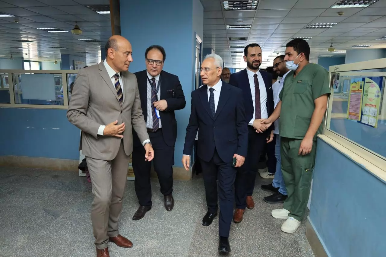 رئيس جامعة المنيا يتفقد مستشفى طب الاسنان 
