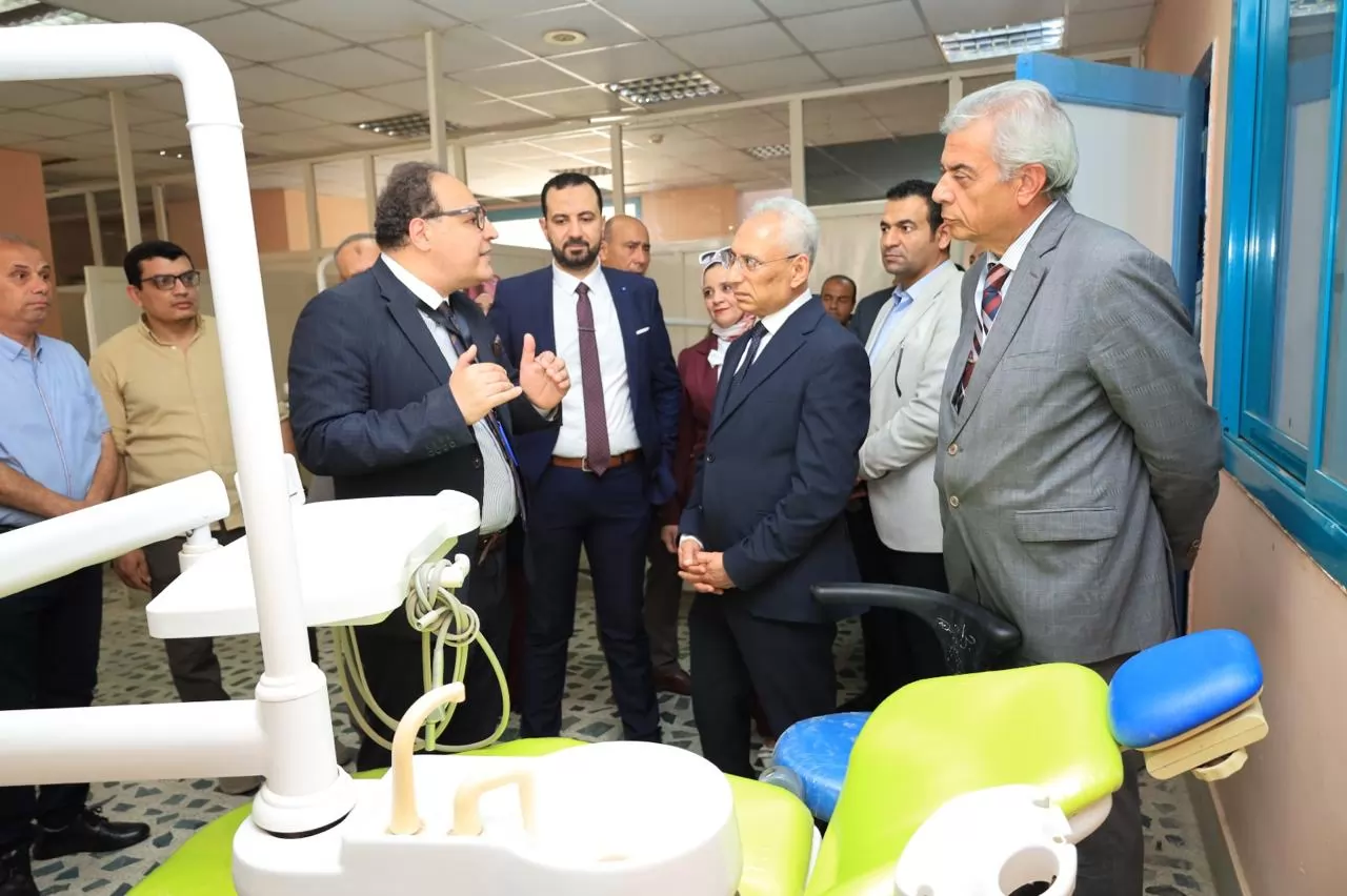 رئيس جامعة المنيا يتفقد مستشفى طب الاسنان 