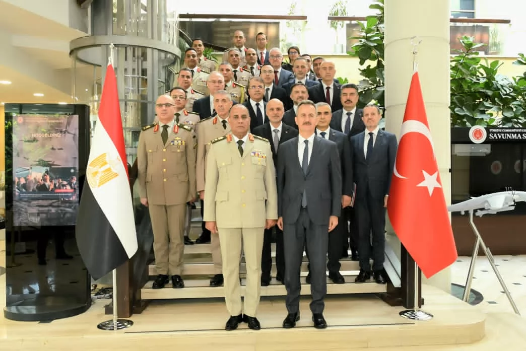 وزير الدفاع يعود إلى أرض الوطن بعد إنتهاء زيارته الرسمية لتركيا