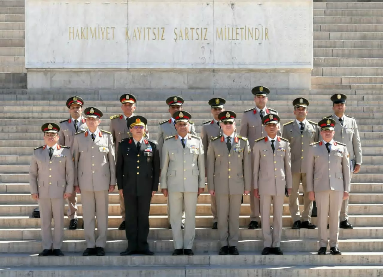 وزير الدفاع يعود إلى أرض الوطن بعد إنتهاء زيارته الرسمية لتركيا