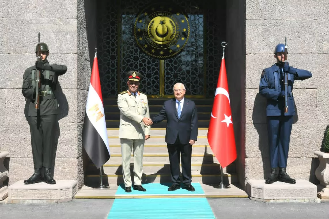 وزير الدفاع يعود إلى أرض الوطن بعد إنتهاء زيارته الرسمية لتركيا