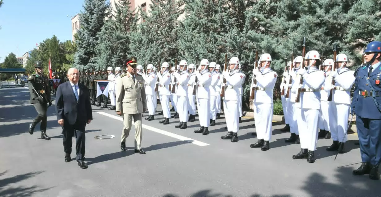 وزير الدفاع يعود إلى أرض الوطن بعد إنتهاء زيارته الرسمية لتركيا