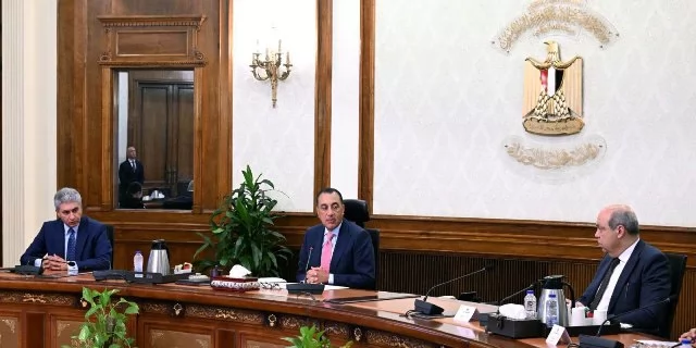 رئيس الوزراء يتابع إجراءات تيسير دخول السائحين إلى البلاد