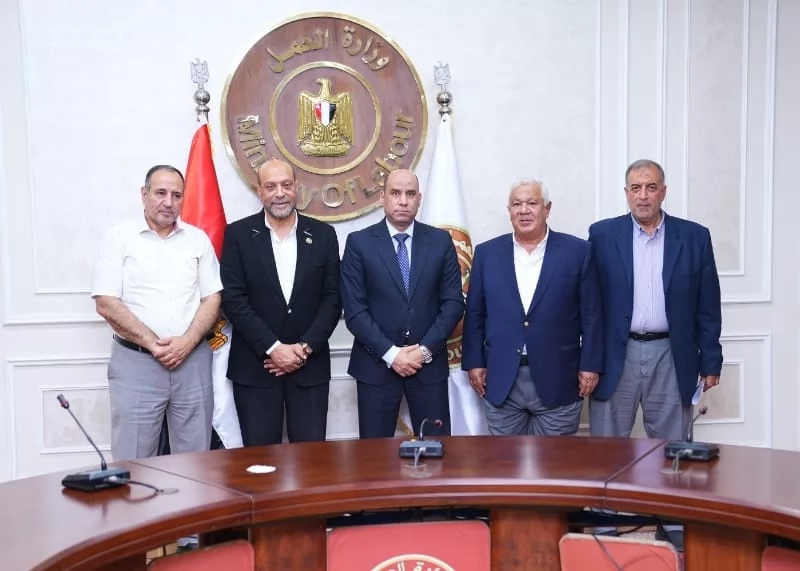 وزير العمل يلتقي أصحاب مصانع المحلة ويؤكد: إزالة معوقات المستثمرين
