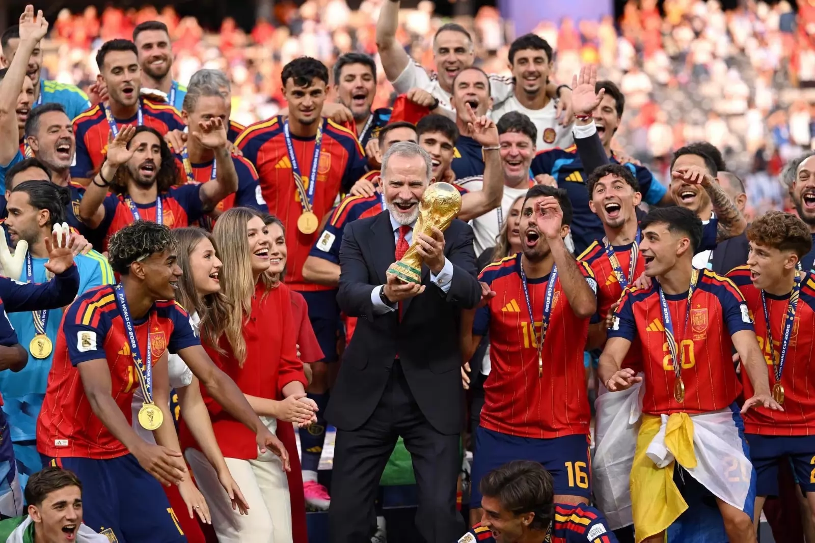 العائلة الملكية تشارك منتخب إسبانيا فرحة الفوز بالمونديال .. صور