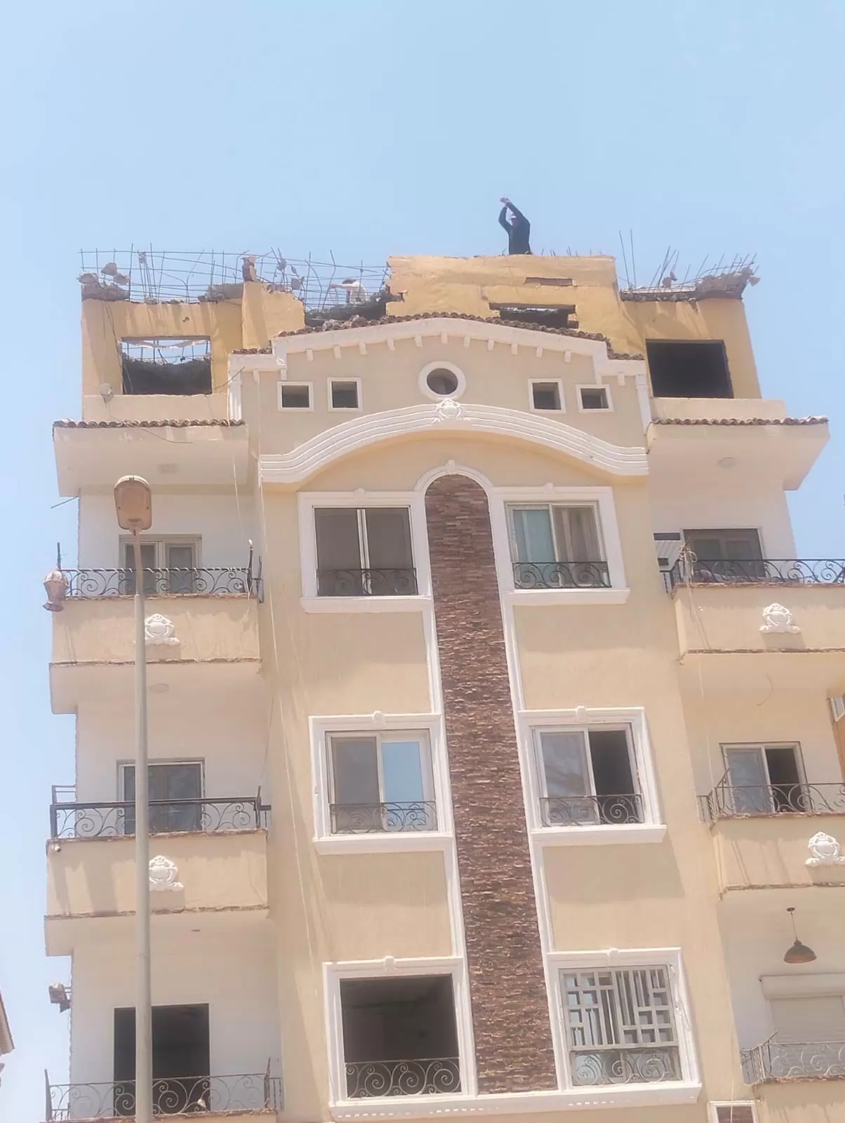 جهاز 6 أكتوبر يشن حملة مكبرة لإزالة غرف الروف المخالفة .. صور