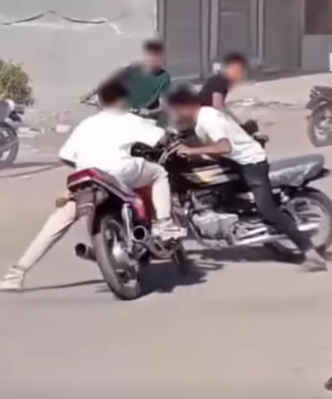 سقوط 5 أشخاص استعرضوا بدراجات نارية بدون لوحات بأحد طرق كفر الشيخ