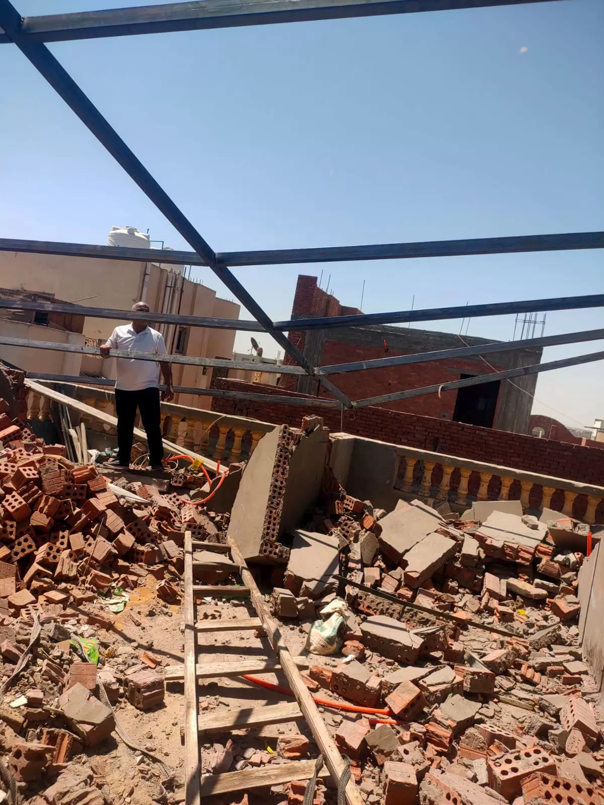 جهاز القاهرة الجديدة يتصدى لمخالفات البناء في التجمع الأول ...صور