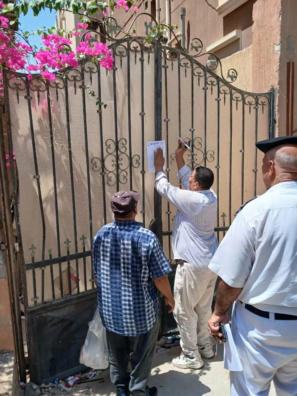 غلق وتشميع 8 وحدات مخالفة للنشاط بالشيخ زايد .. صور