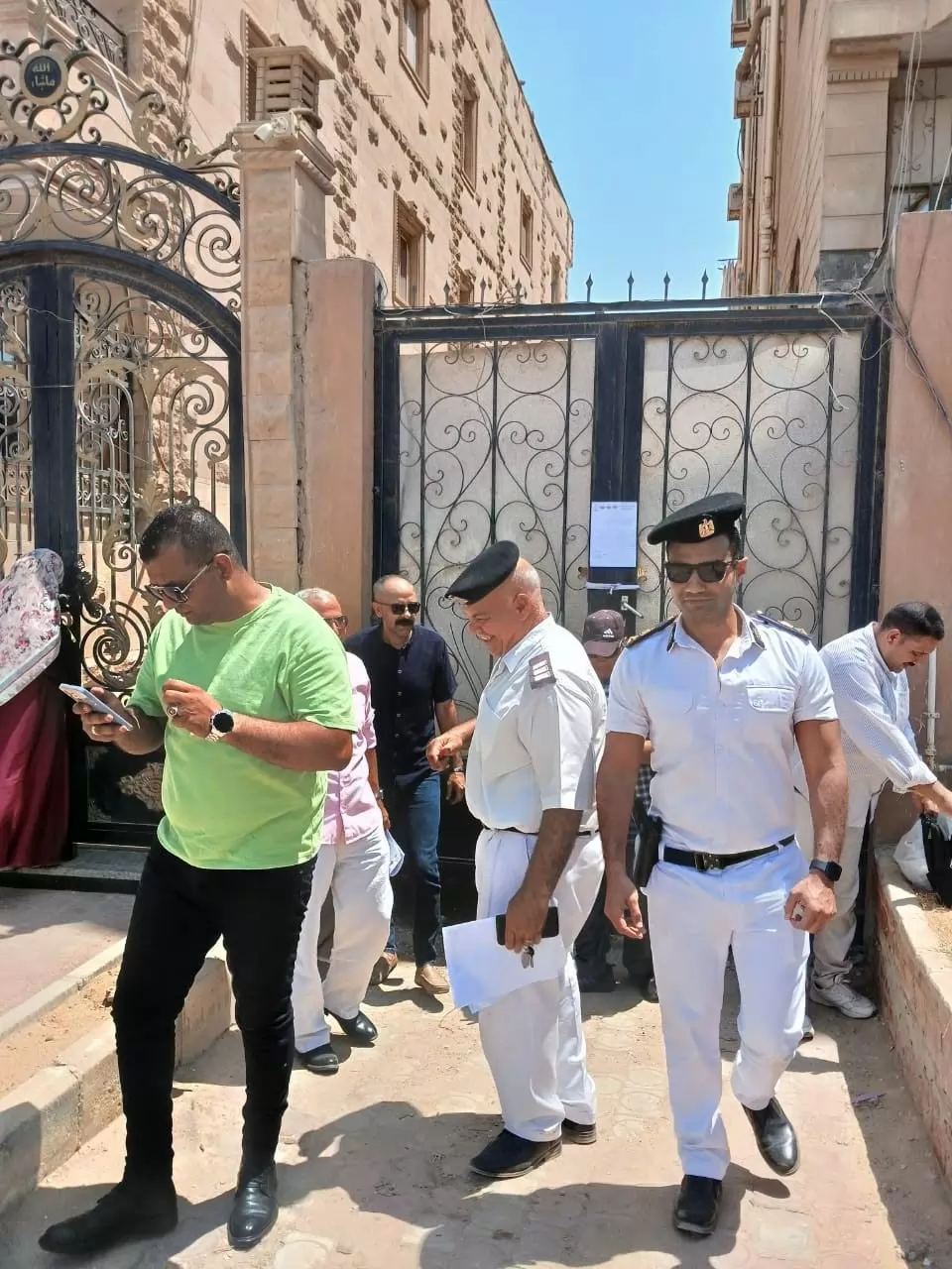 غلق وتشميع 8 وحدات مخالفة للنشاط بالشيخ زايد .. صور