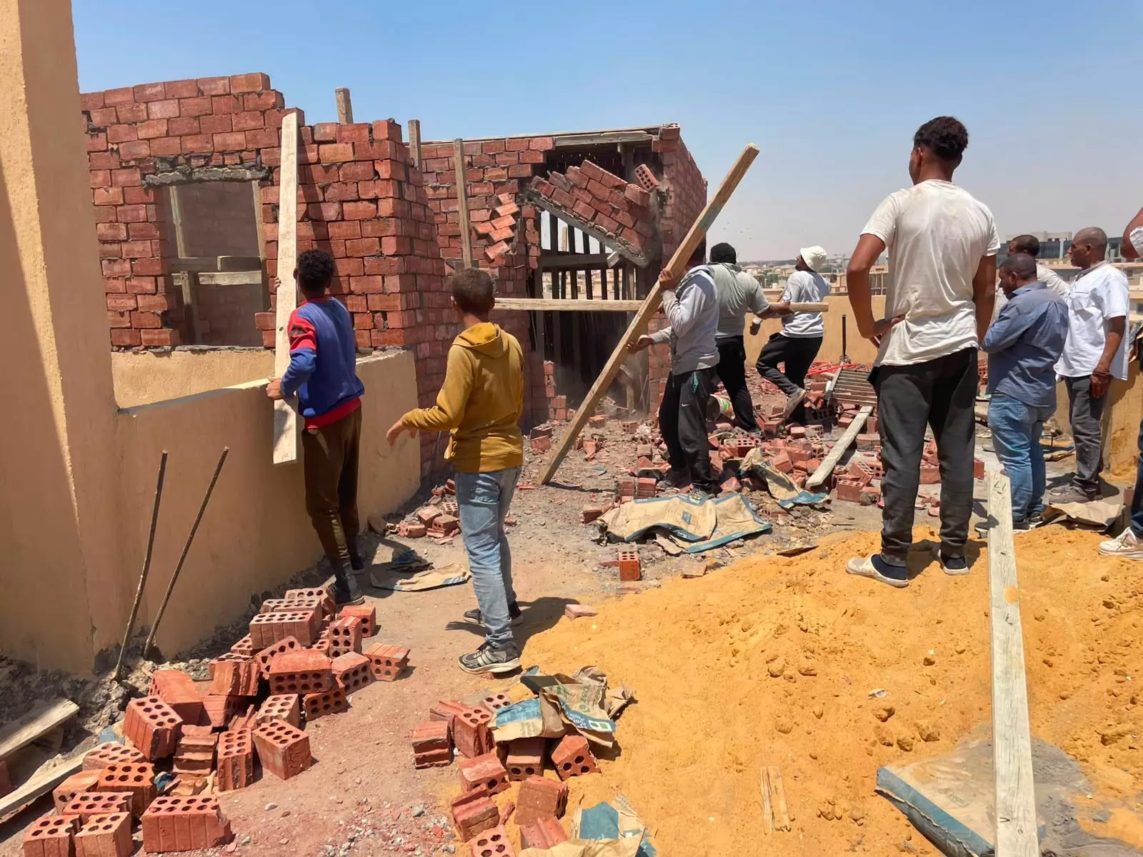 رئيس جهاز القاهرة الجديدة يوجه ضربة لمخالفات البناء 