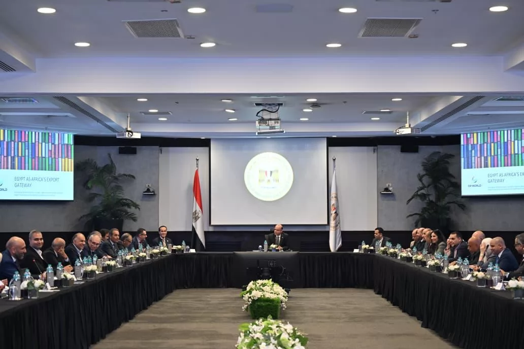 وزير الاستثمار يلتقي مجموعة موانئ دبي المجالس التصديرية