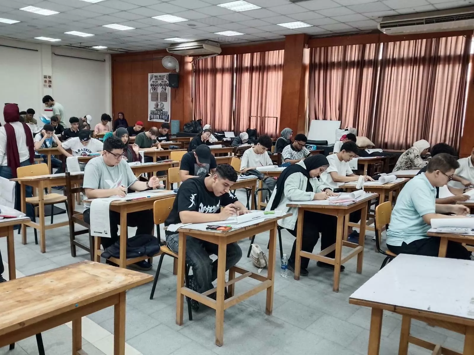 رئيس جامعة العاصمة يتفقد اختبارات القدرات بعدد من الكليات