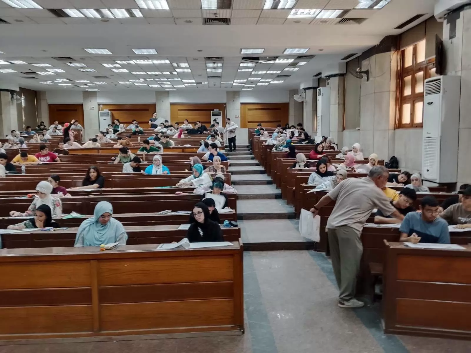 رئيس جامعة العاصمة يتفقد اختبارات القدرات بعدد من الكليات