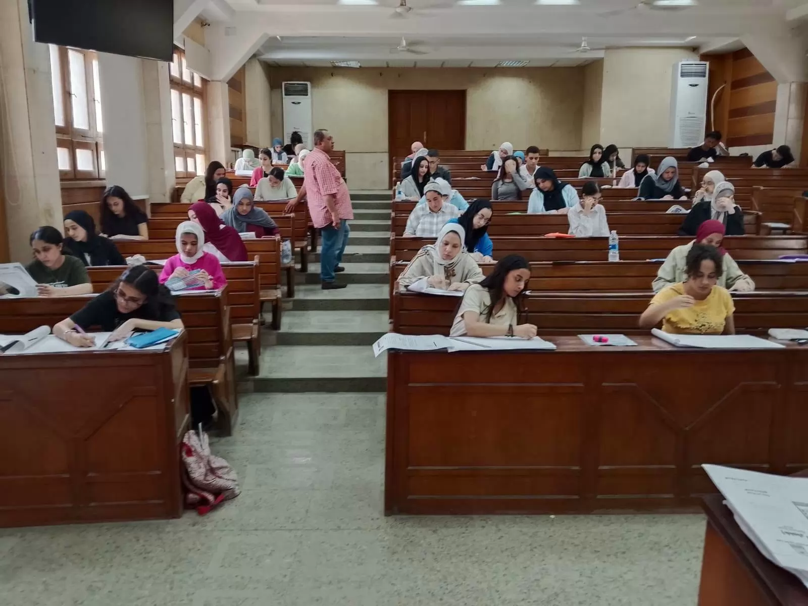 رئيس جامعة العاصمة يتفقد اختبارات القدرات بعدد من الكليات
