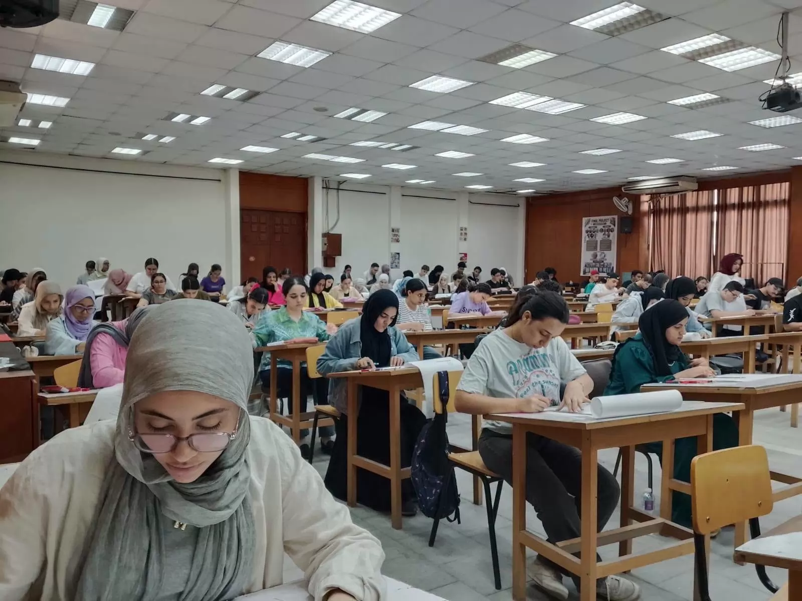 رئيس جامعة العاصمة يتفقد اختبارات القدرات بعدد من الكليات