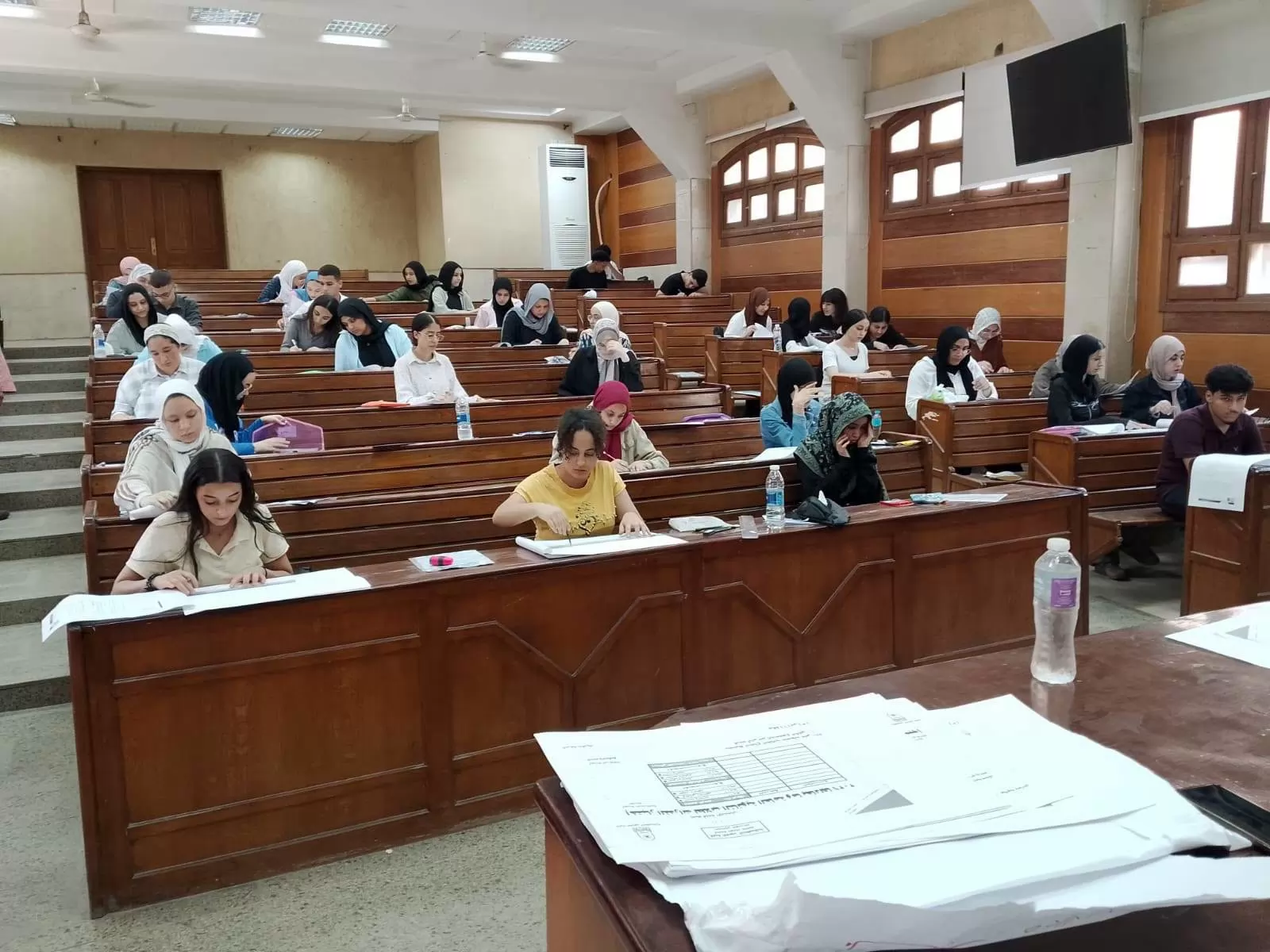 رئيس جامعة العاصمة يتفقد اختبارات القدرات بعدد من الكليات