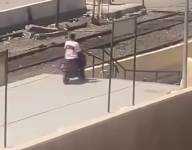 ضبط قائد دراجة نارية قادها أعلى رصيف قطار بالمحلة