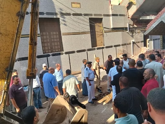 بدء أعمال إزالة العقار المنهار بقرية جصفا التابعة لمركز ميت غمر