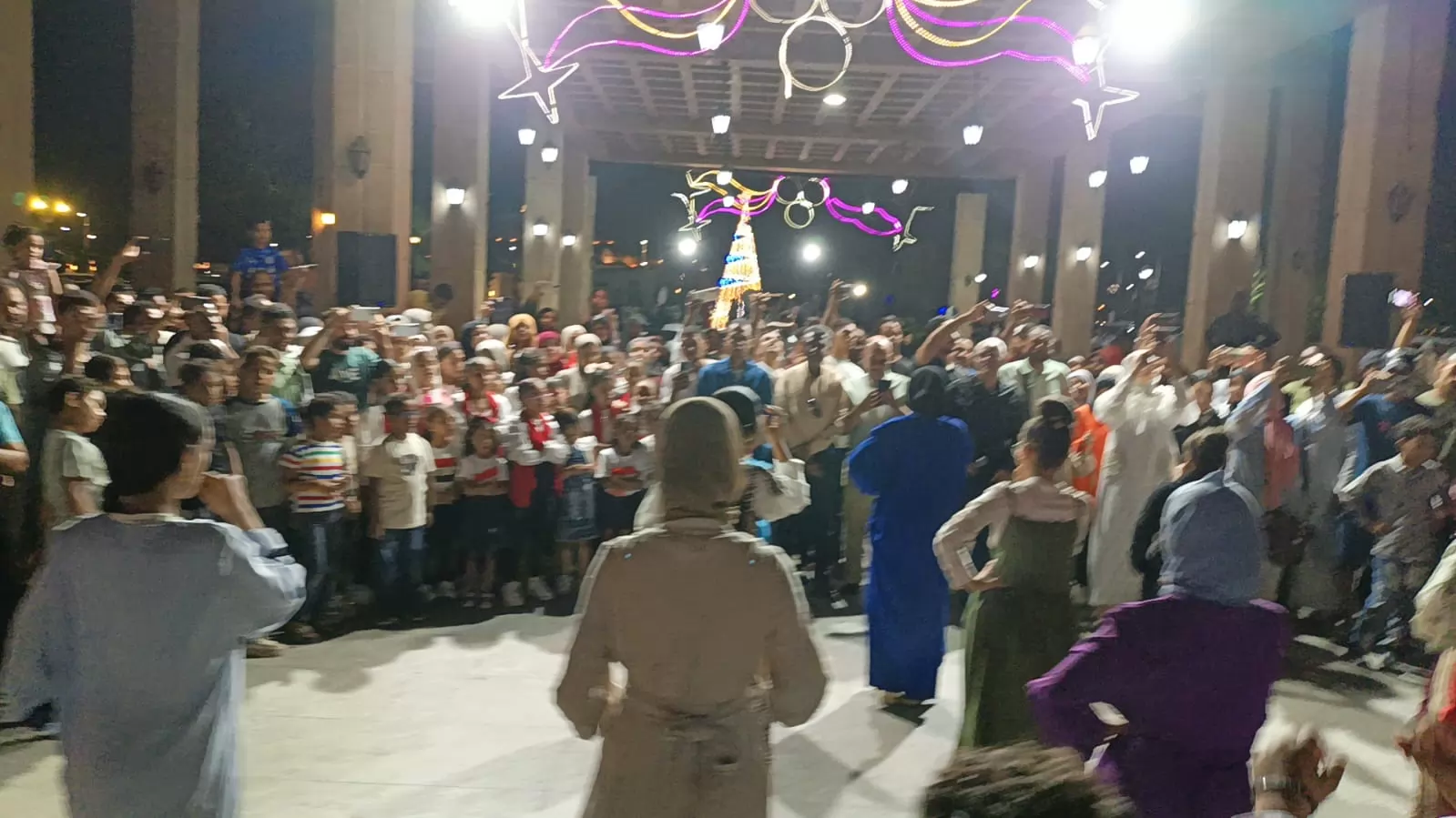 بالأغاني الوطنية والطربية .. 