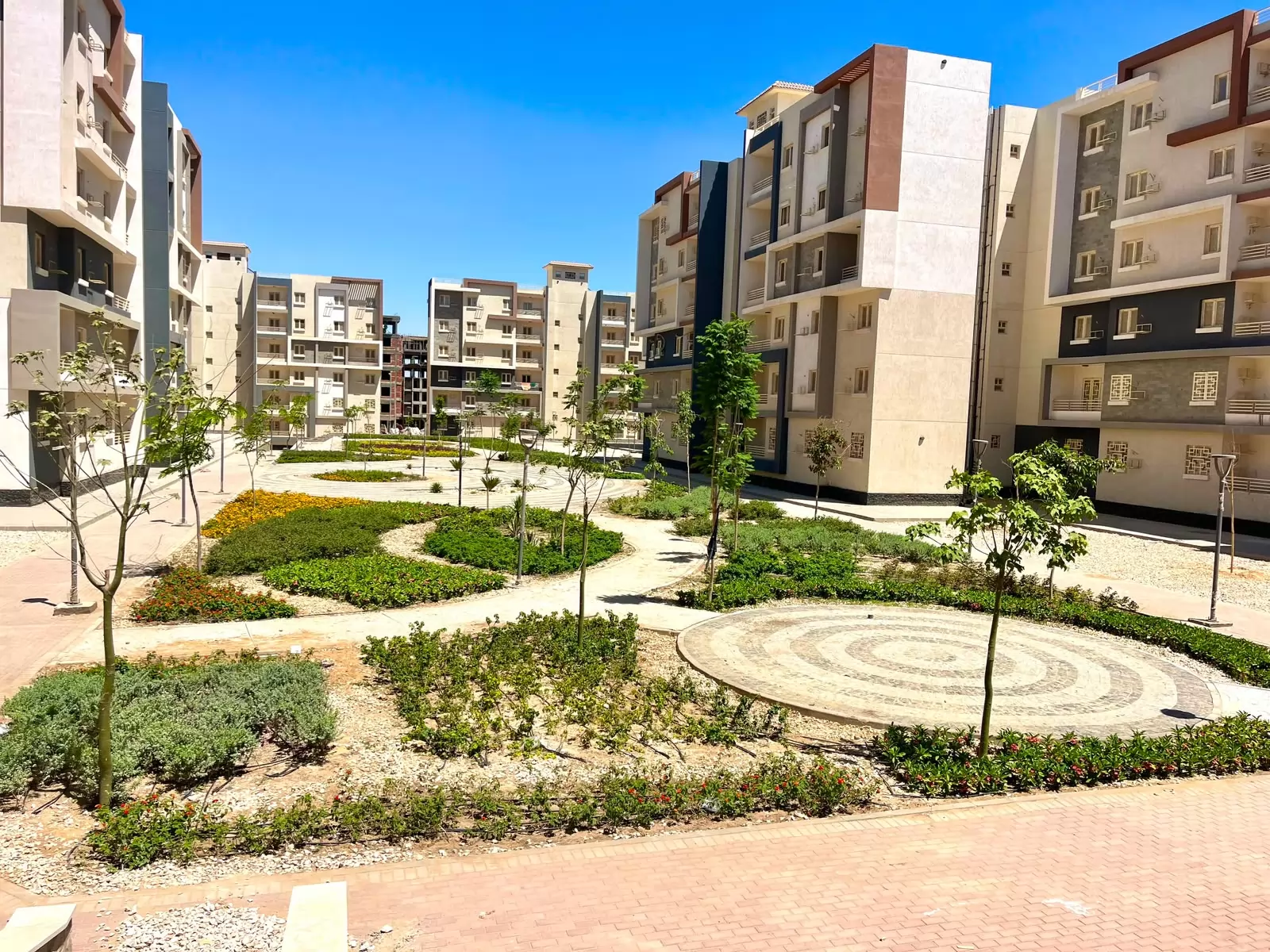 وزيرة الإسكان تتابع موقف تنفيذ المشروعات وملفات العمل بـ أكتوبر