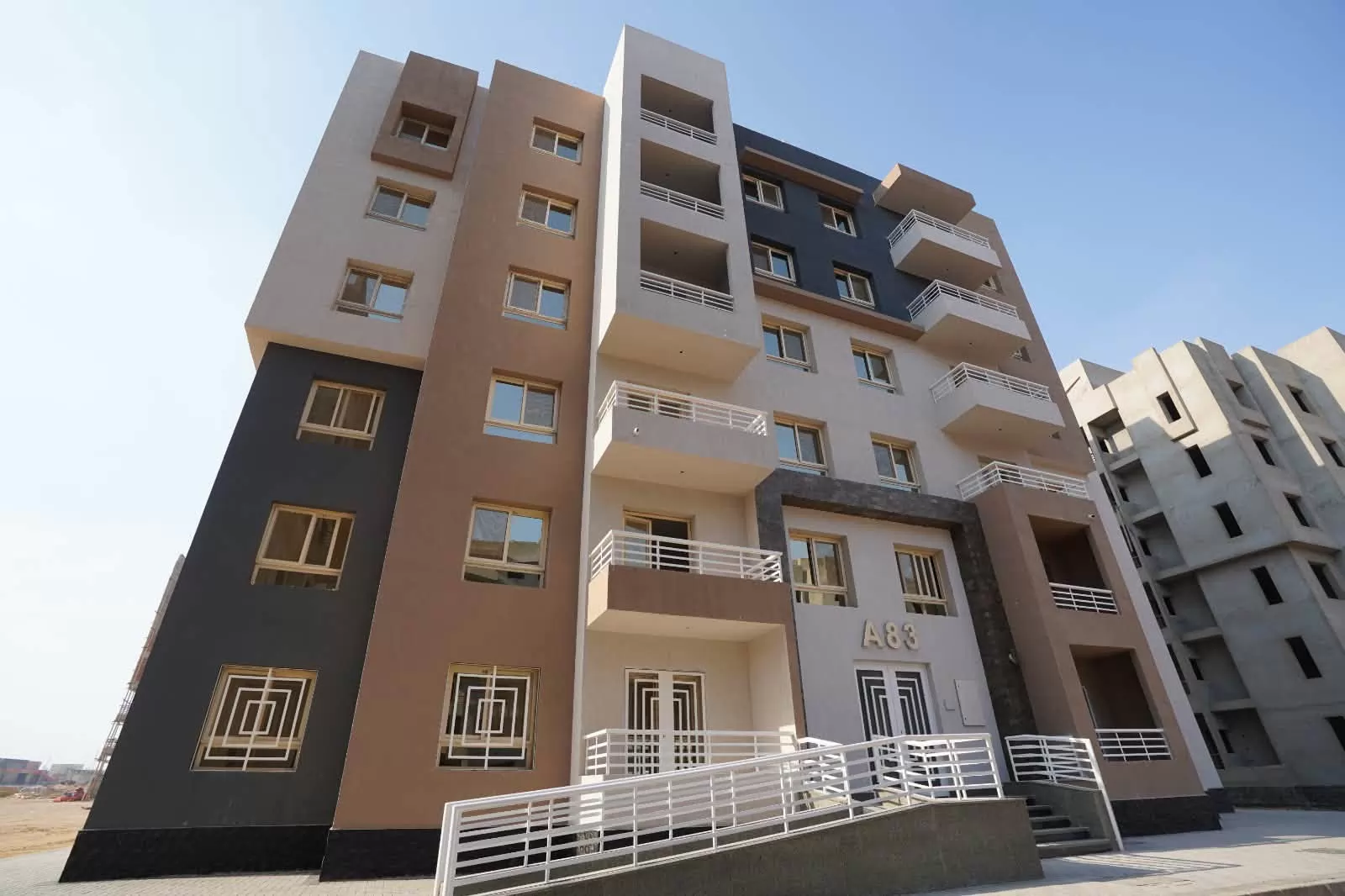 الإسكان تحذر الشركات المتقاعسة بمشروعات العبور الجديدة .. صور