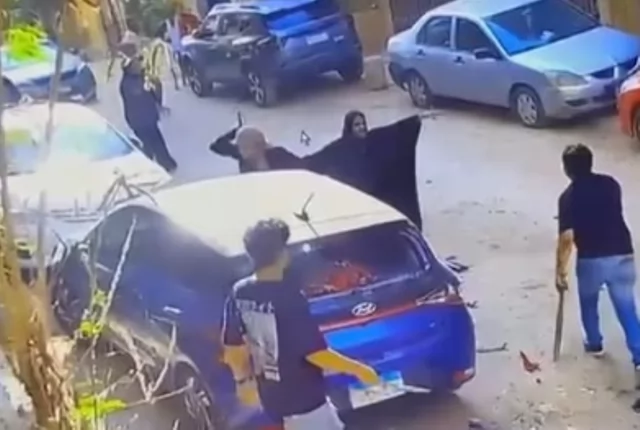 4 يحطمون سيارة ملاكي انتقاما من مالكها بحدائق الأهرام