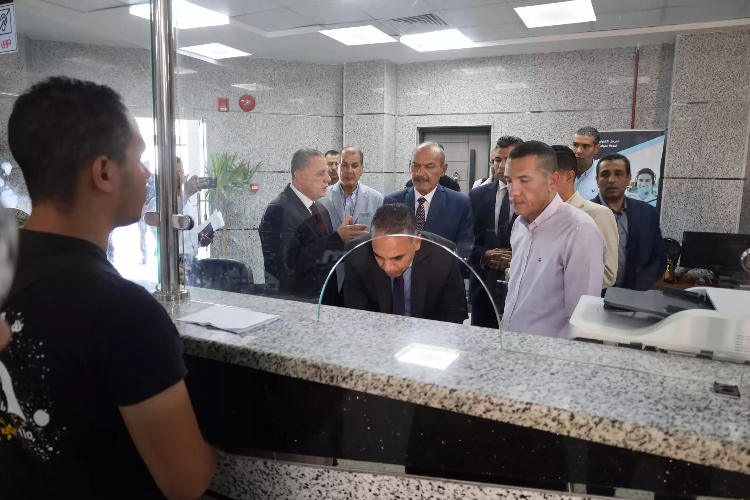 محافظ السويس يطلق إجراءات التحول الرقمي لتراخيص المحال