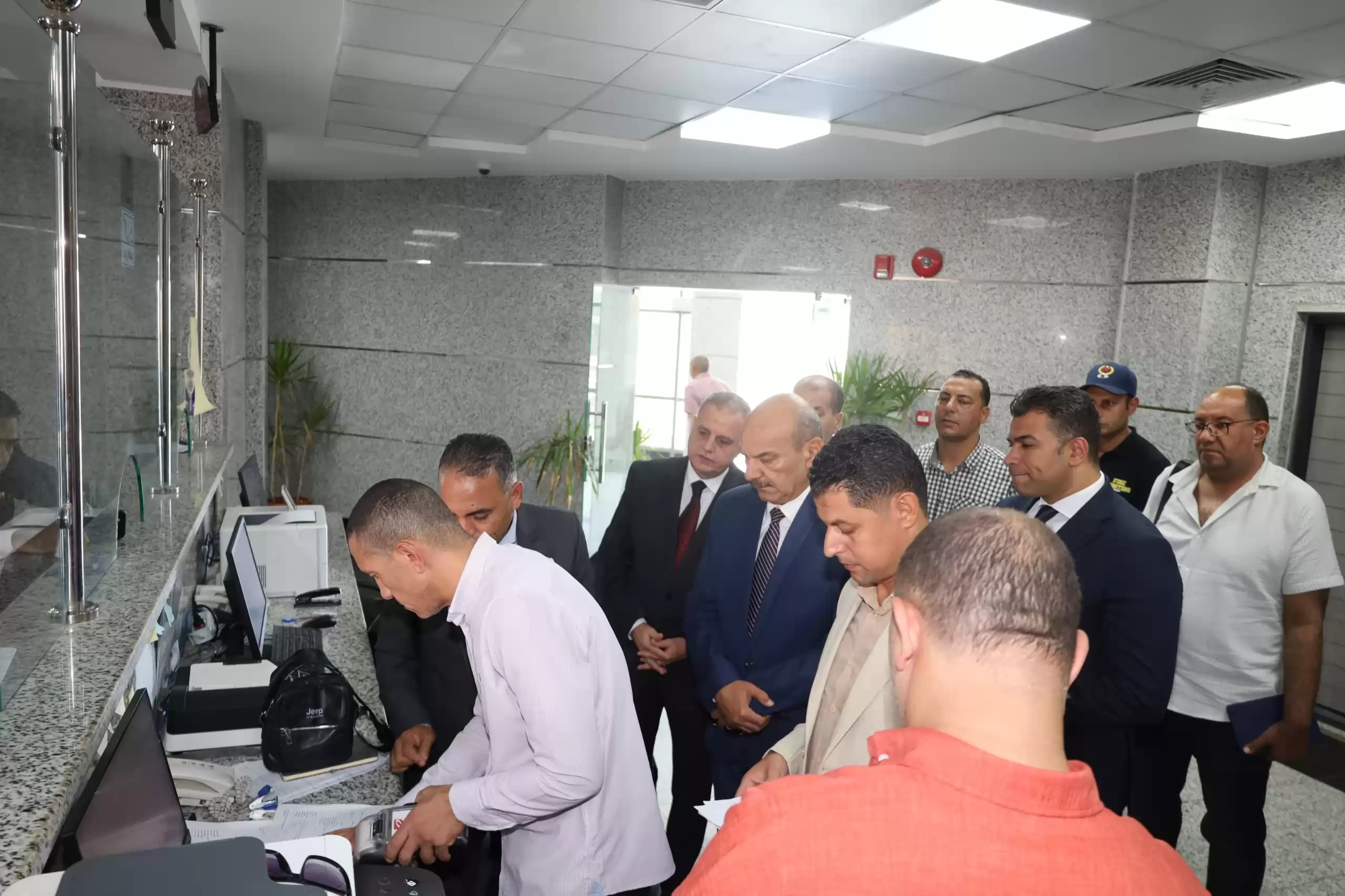 محافظ السويس يطلق إجراءات التحول الرقمي لتراخيص المحال