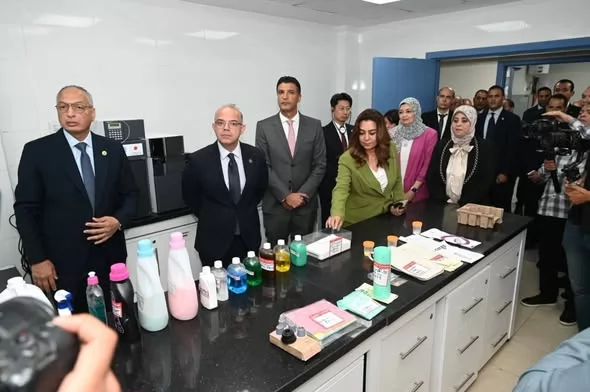 وزير الصناعة يشارك في افتتاح وتسليم معدات لتطوير معامل الرقابة