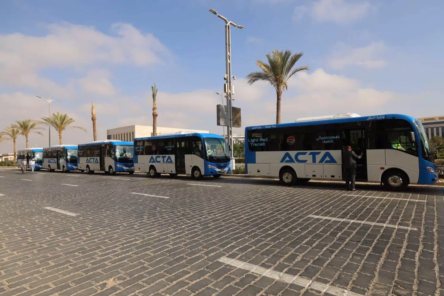 وزير النقل يدشن 10 ميني باصات لربط حدائق العاصمة بالـLRT