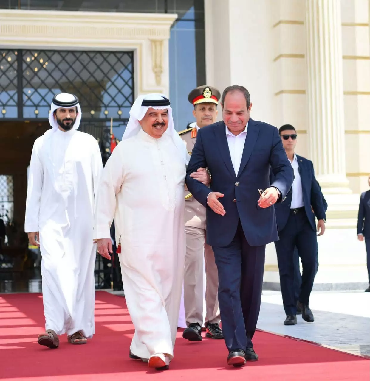 الرئيس السيسى يودّع ملك البحرين بمطار العلمين فى ختام زيارته لمصر