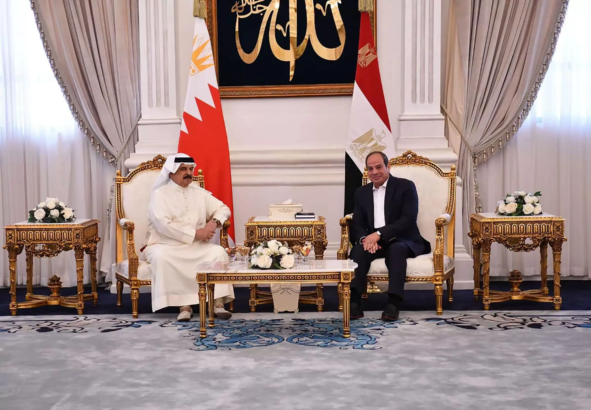 الرئيس السيسى يودّع ملك البحرين بمطار العلمين فى ختام زيارته لمصر