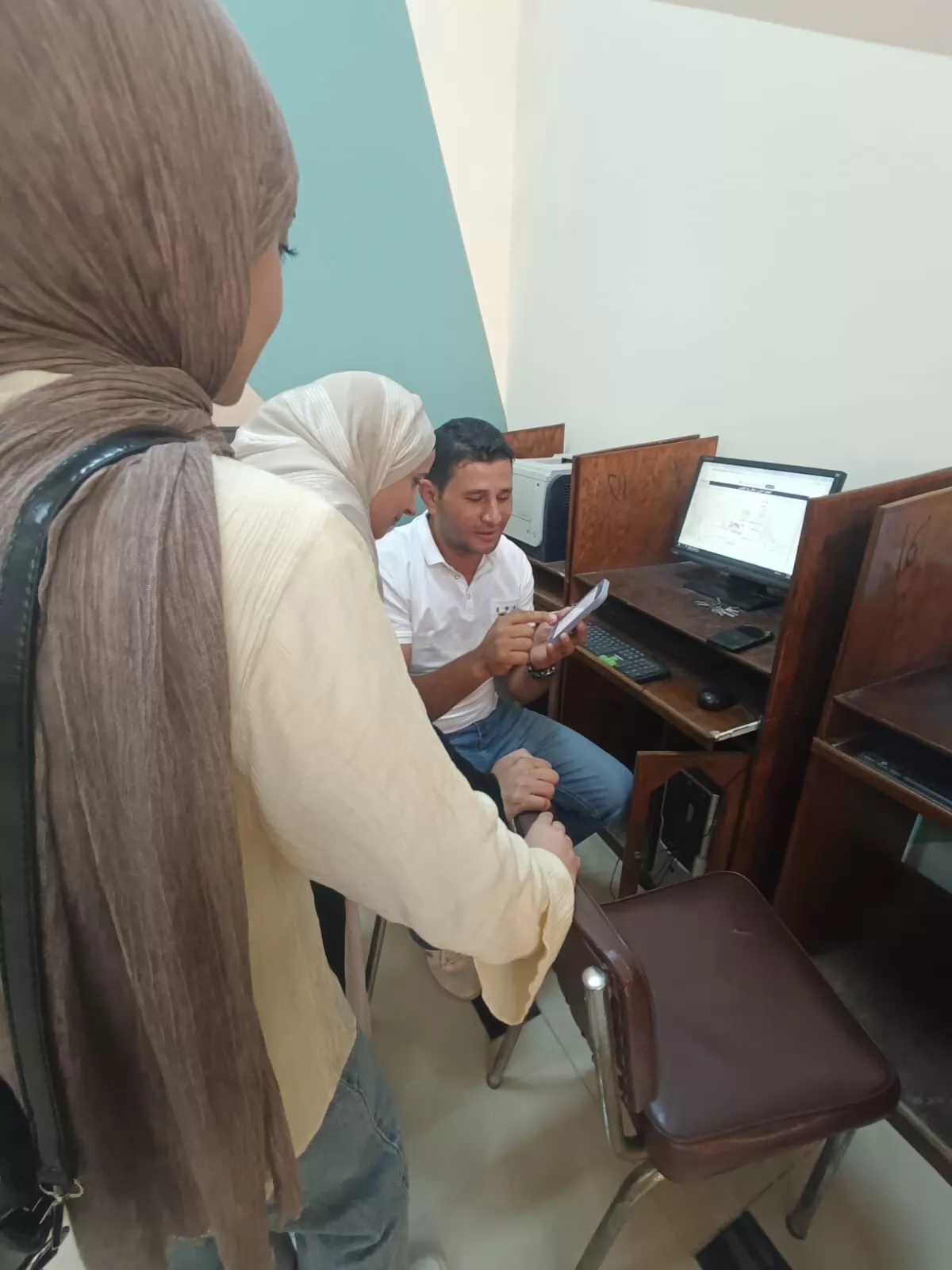 هدوء في مكتب التنسيق الإلكتروني بجامعة الزقازيق