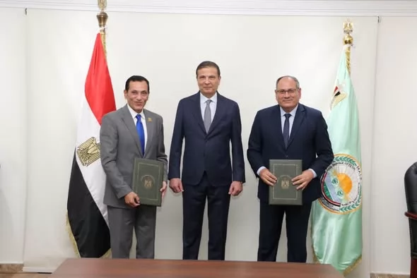 وزير الزراعة يشهد اتفاقًا للتوسع في إنتاج هجن الطماطم بمنطقة المغ