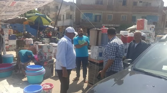  حملات مكثفة لإزالة التعديات وإعادة الانضباط للشارع الشرقاوي