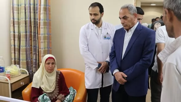 محافظا الإسماعيلية والشرقية يزوران مصابي حادث الدواويس ..صور
