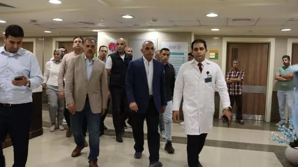 محافظا الإسماعيلية والشرقية يزوران مصابي حادث الدواويس ..صور