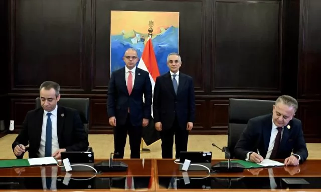 وزيراالعدل والاستثماروالتجارة الخارجيةيشهدان توقيع بروتوكول تعاون