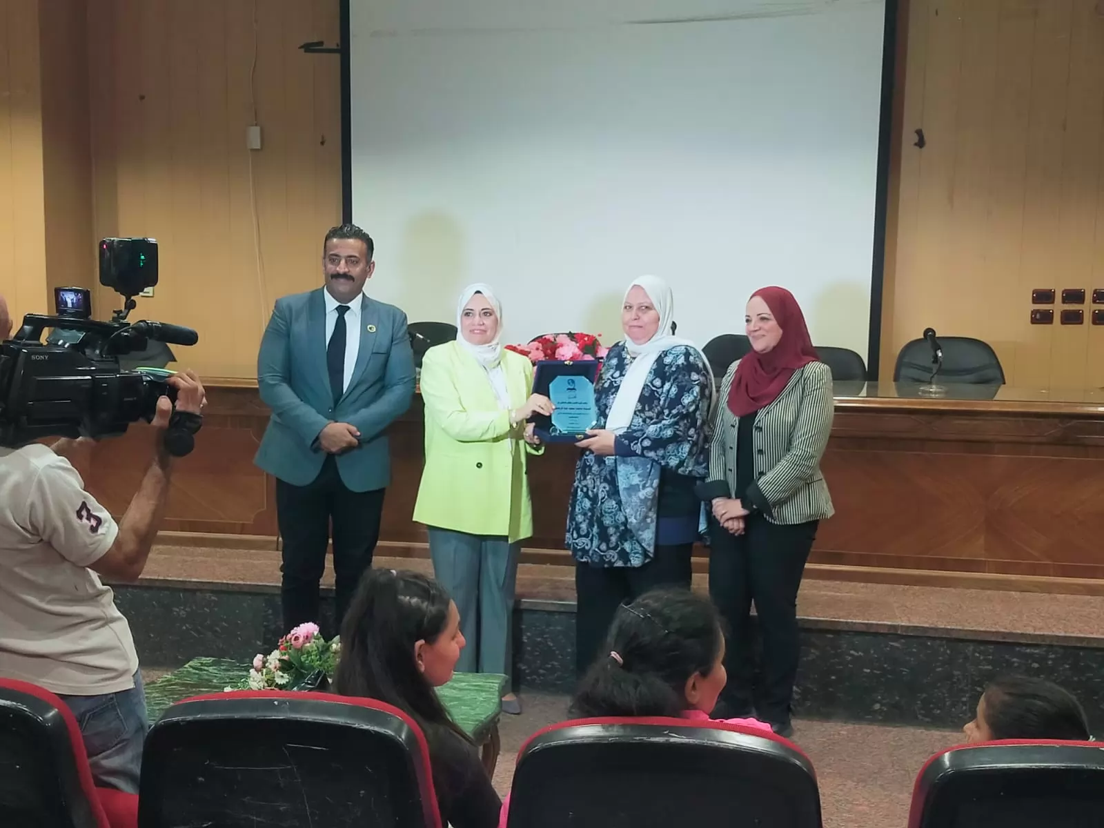 ألسن عين شمس تكرّم الموظف المثالي والعامل المميز والمحالين للمعاش