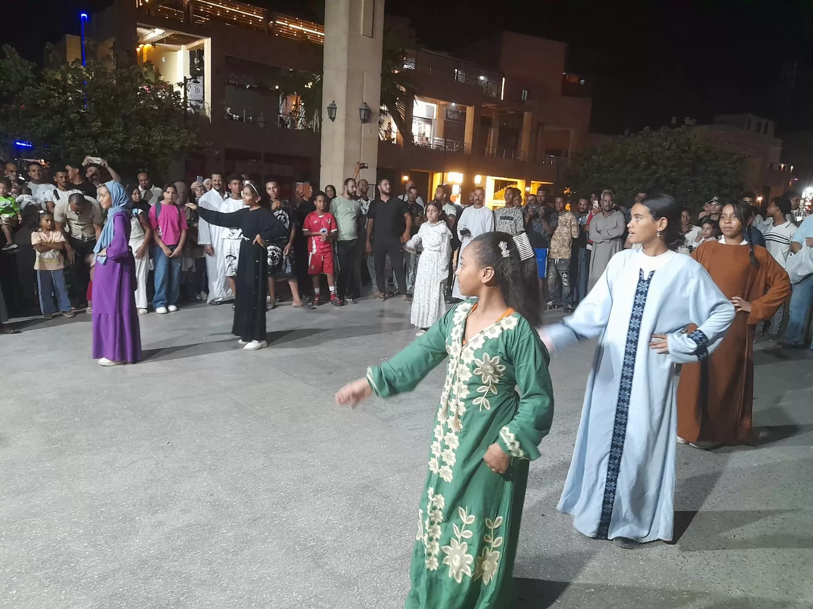 استعراضية غنائية للأطفال تضئ 