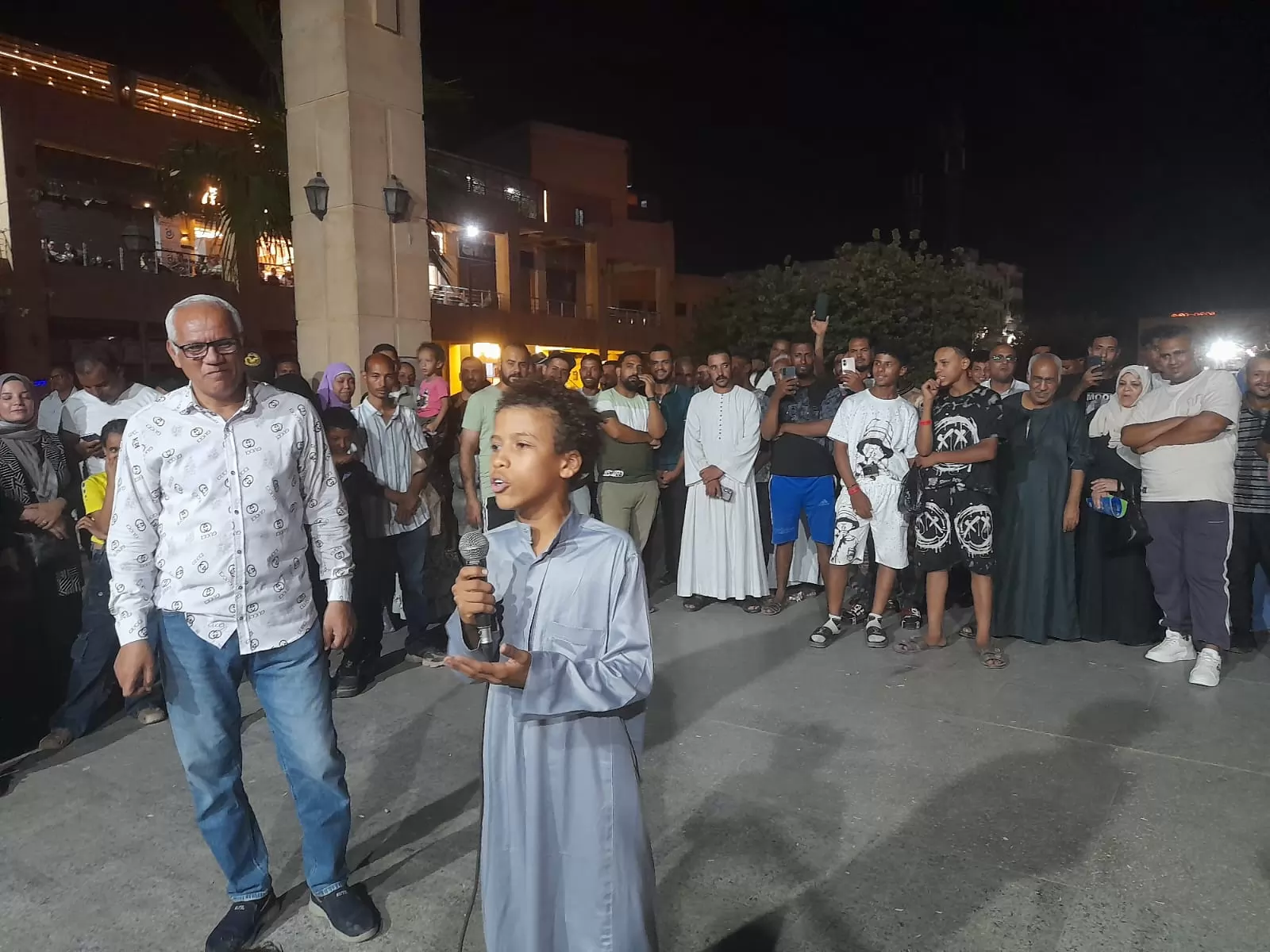 استعراضية غنائية للأطفال تضئ 