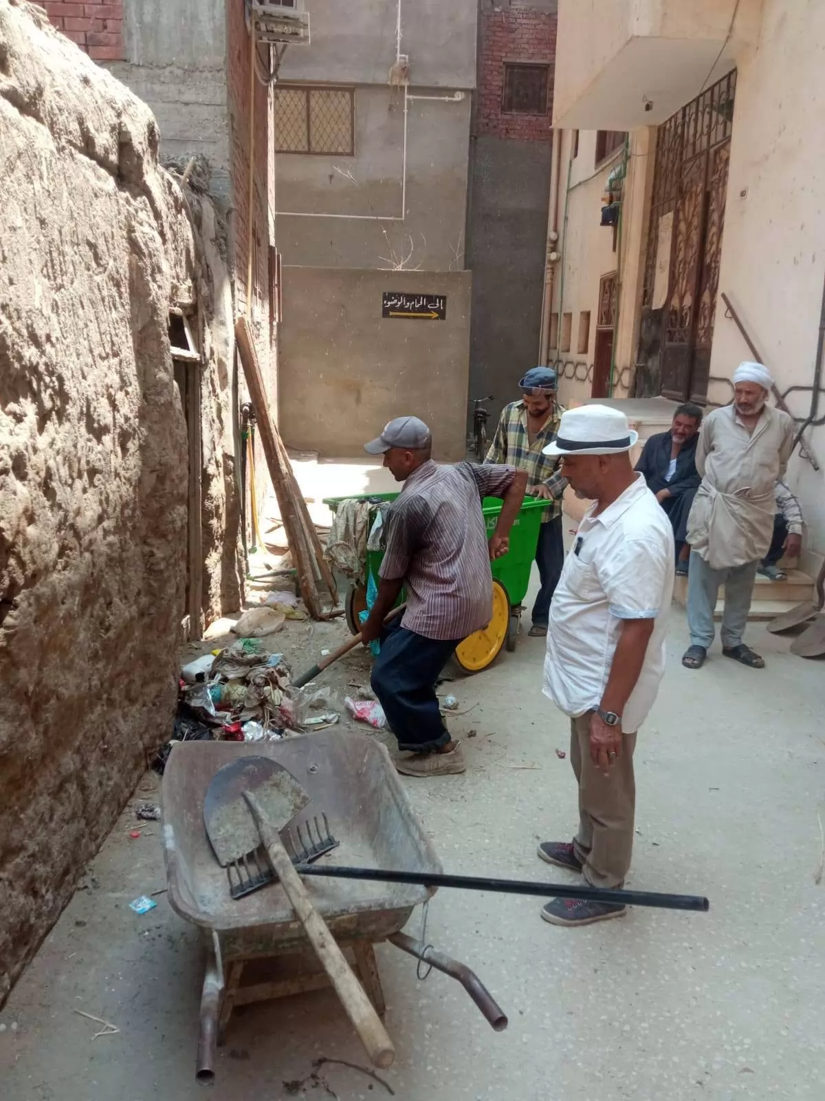 رفع تراكمات القمامة من المنازل المهجورة في التل الكبير ..صور