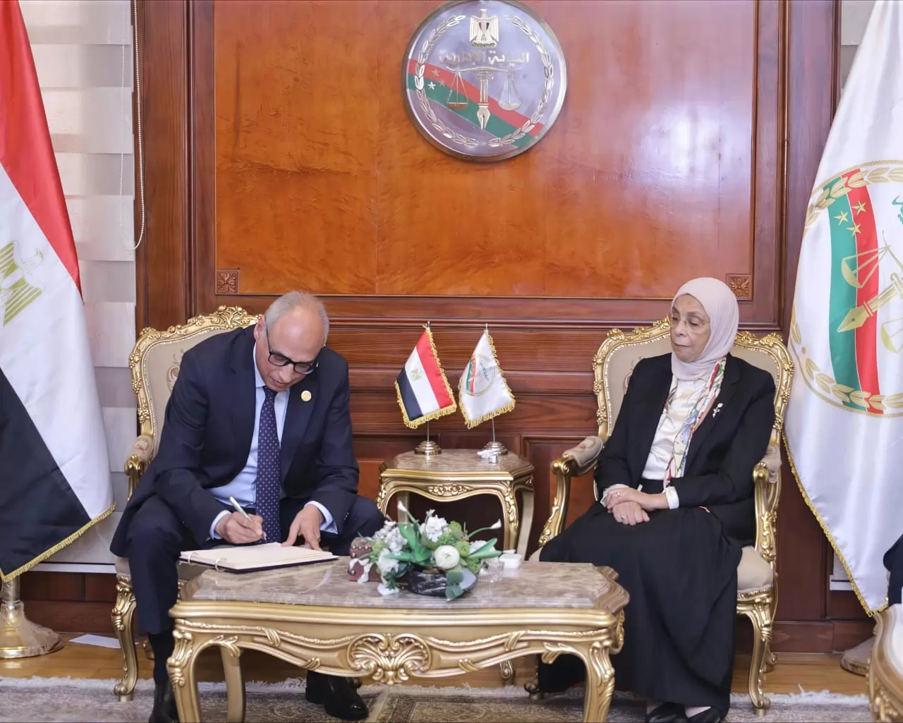 رئيسة النيابة الإدارية تستقبل رئيس مجلس الدولة ووفدًا رفيعًا للتهنئة