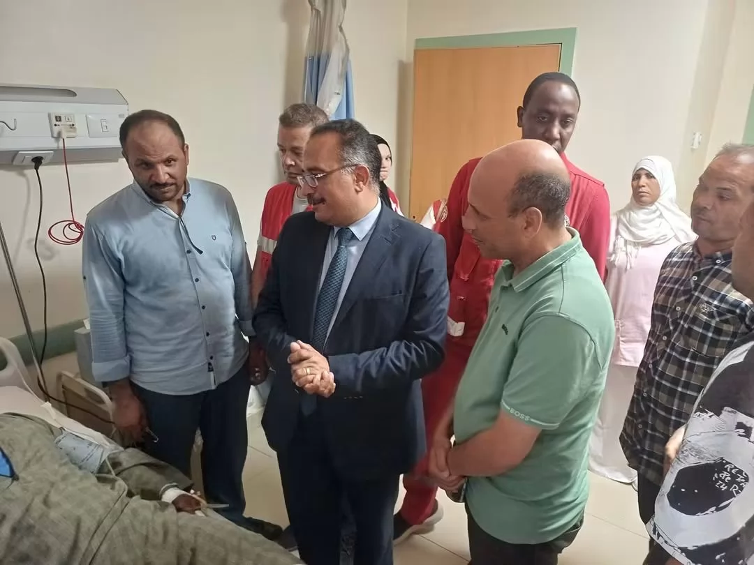 مدير التضامن يتفقد مصابي حادث ملوي ويقدم الدعم للأسر المتضررة