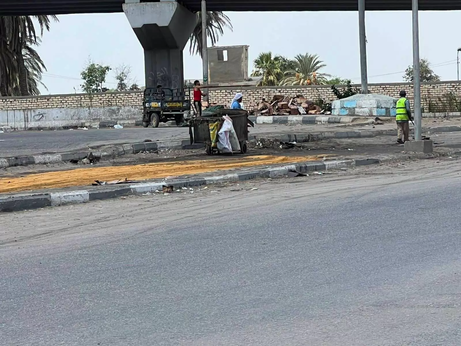 الإسماعيلية تتعامل مع حادث انقلاب سيارة نقل محملة بزيت الطعام