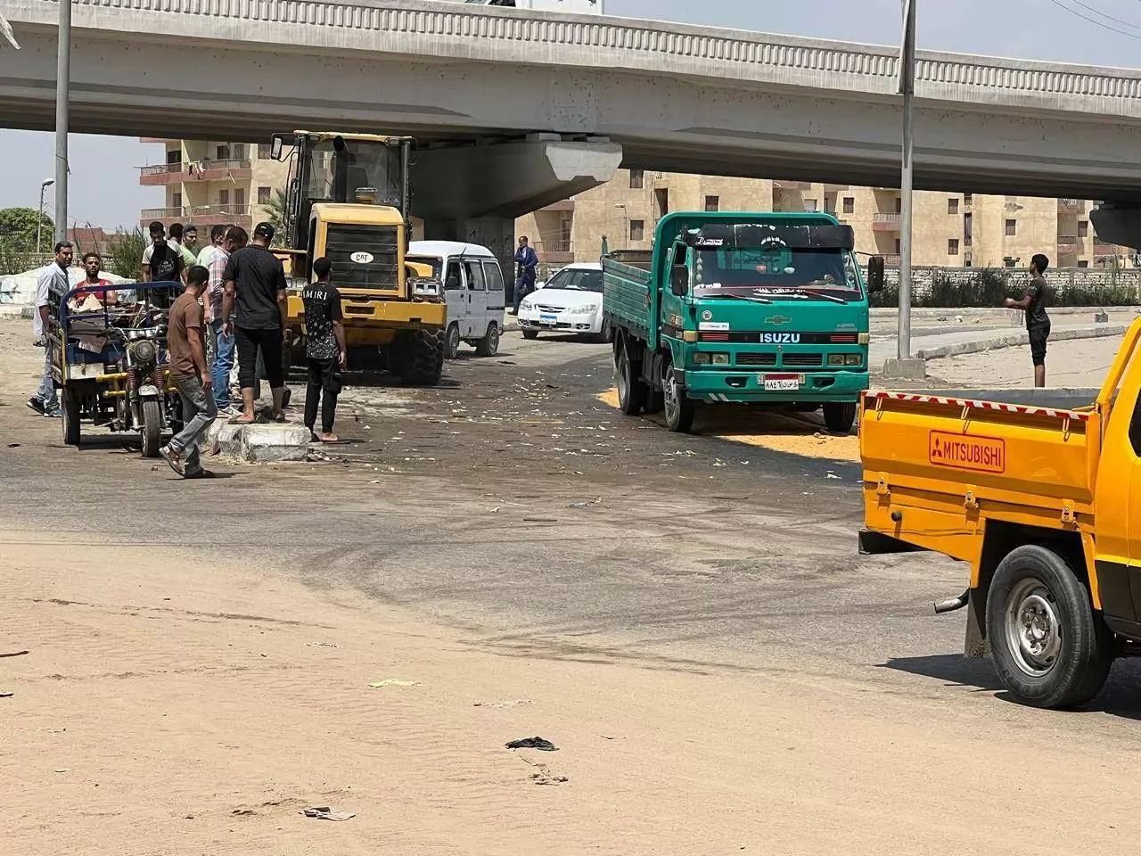 الإسماعيلية تتعامل مع حادث انقلاب سيارة نقل محملة بزيت الطعام