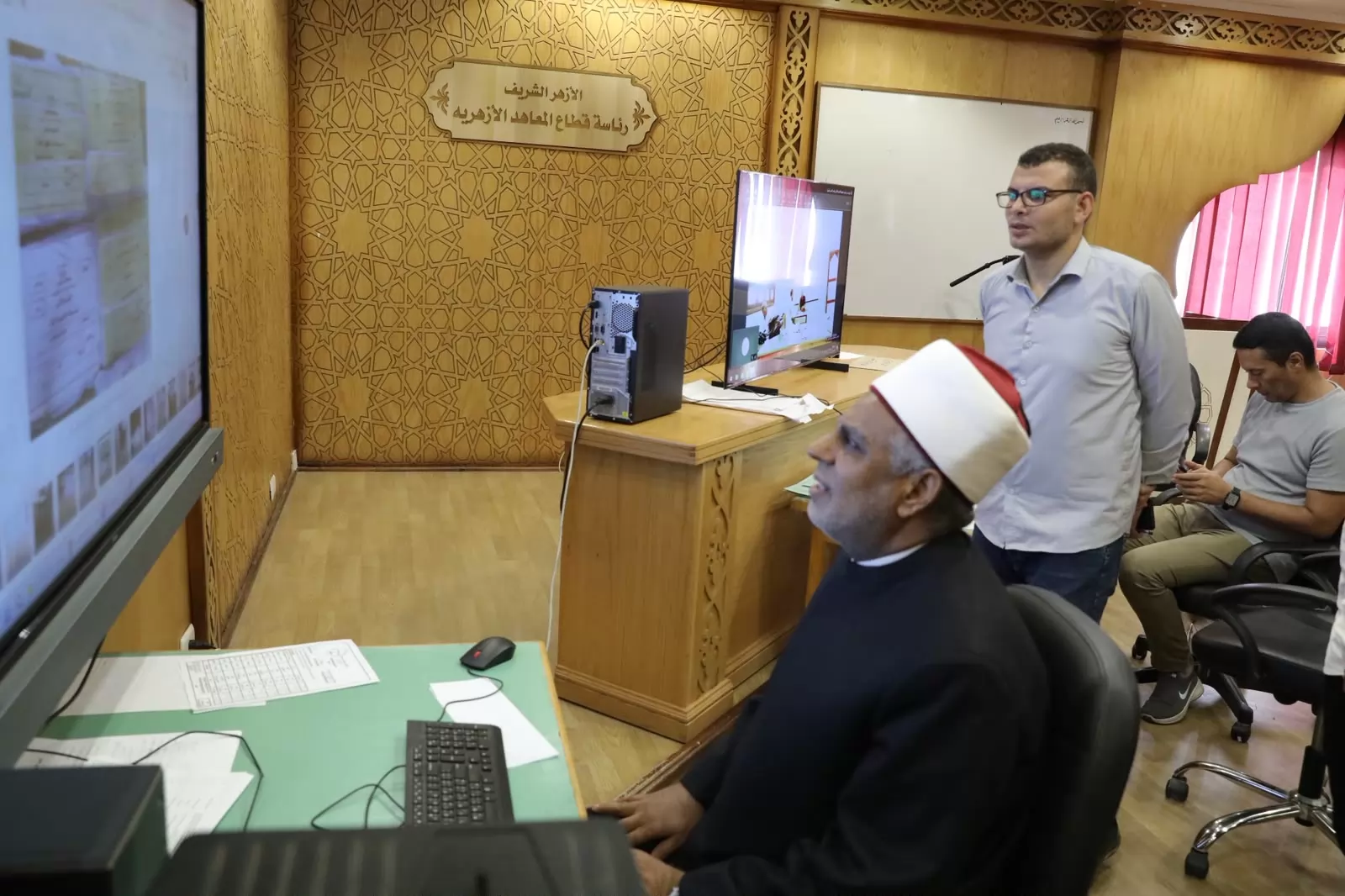 الدكتور أحمد الشرقاوي يتابع من الغرفة المركزية انتظام الامتحانات 