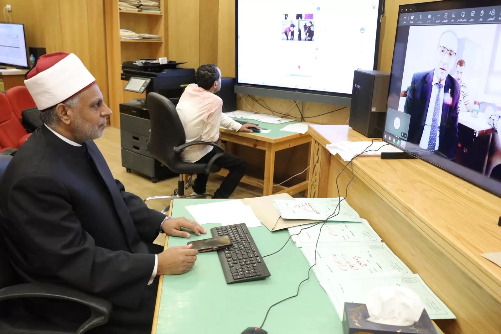 الدكتور أحمد الشرقاوي يتابع من الغرفة المركزية انتظام الامتحانات 